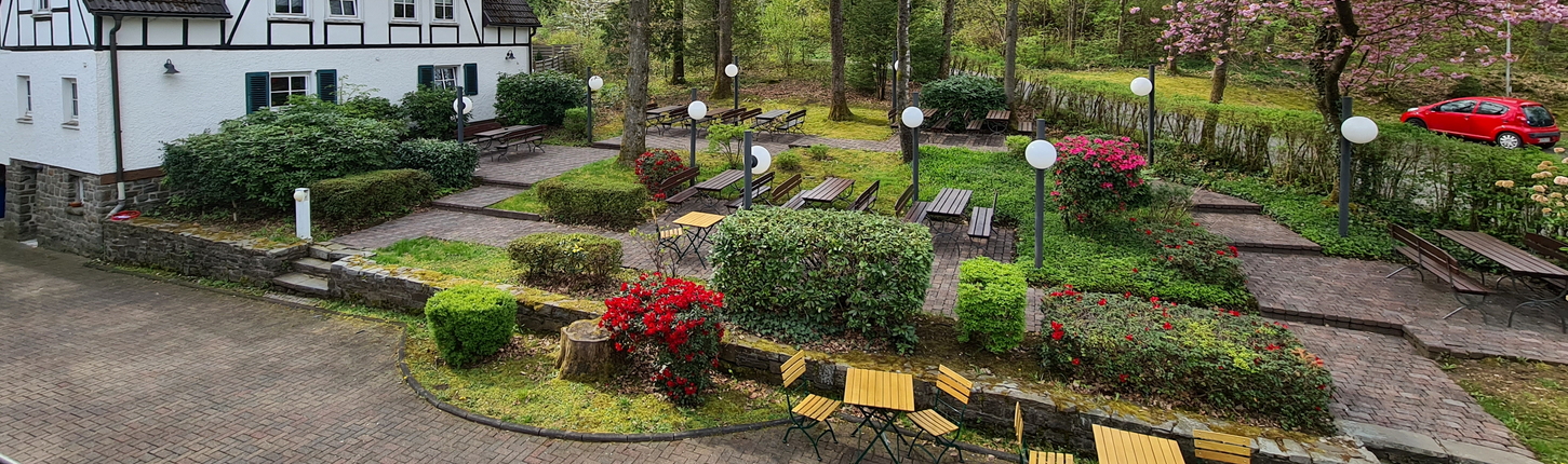 unser Biergarten im Frühling